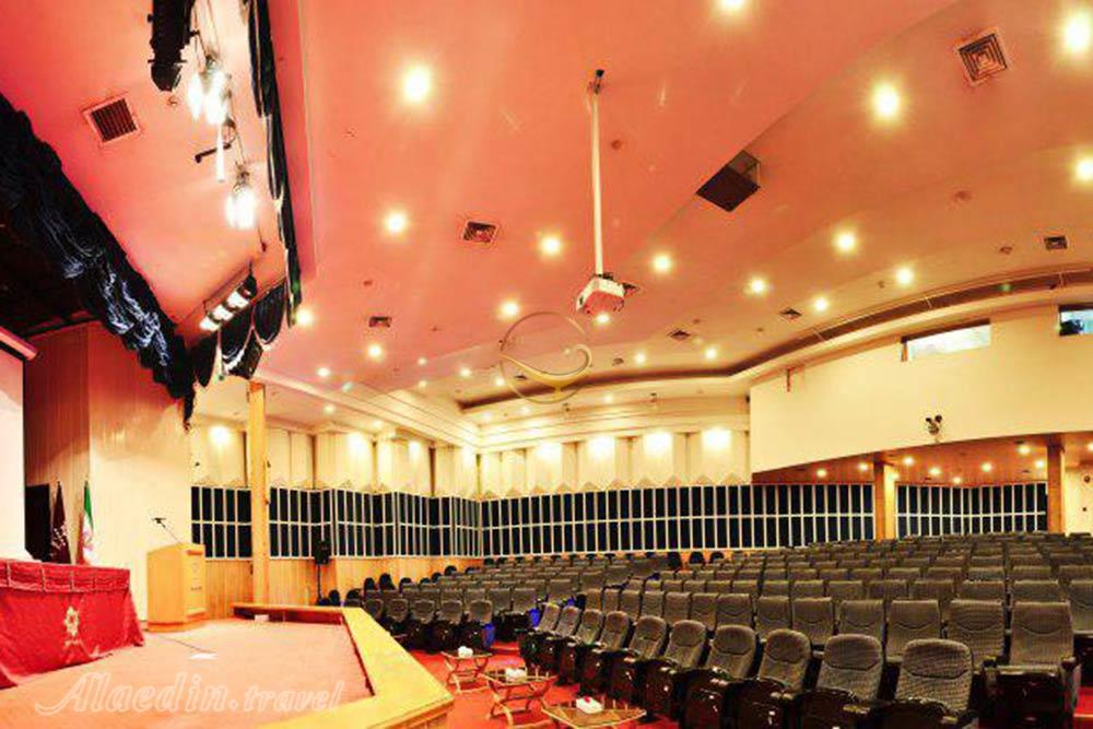 سالن آمفی تئاتر هتل پردیسان مشهد | علاءالدین تراول