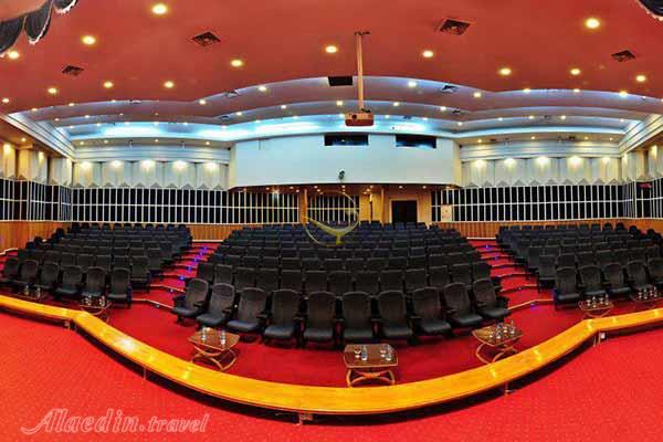 سالن آمفی تئاتر هتل پردیسان مشهد
