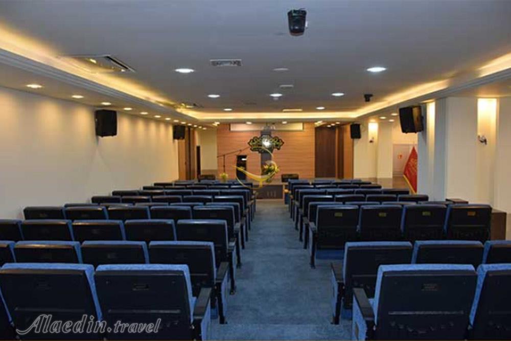 سالن آمفی تئاتر هتل پارسیس مشهد | علاءالدین تراول