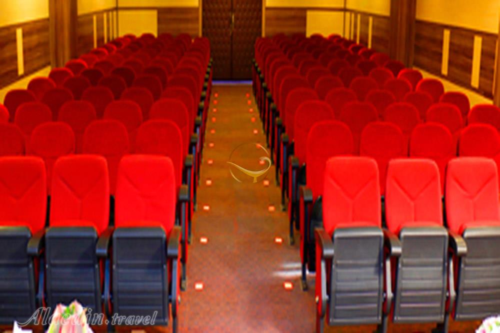 سالن آمفی تئاتر فارابی هتل خورشید قم | علاءالدین تراول