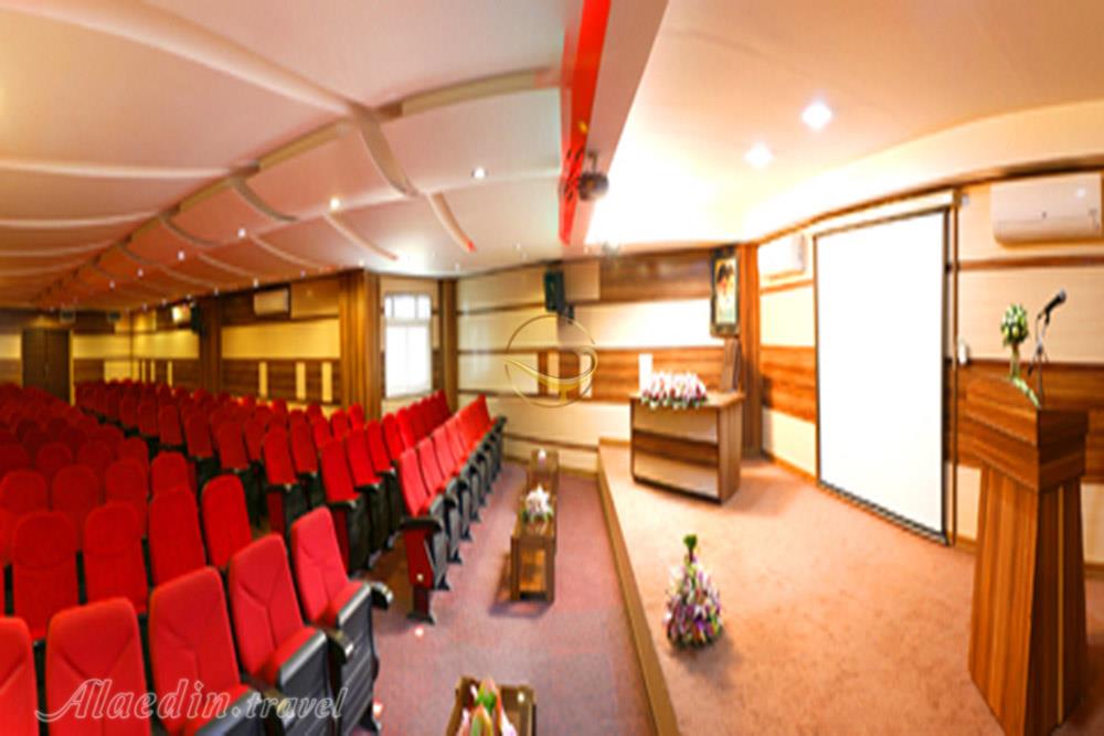 سالن آمفی تئاتر فارابی هتل خورشید قم | علاءالدین تراول