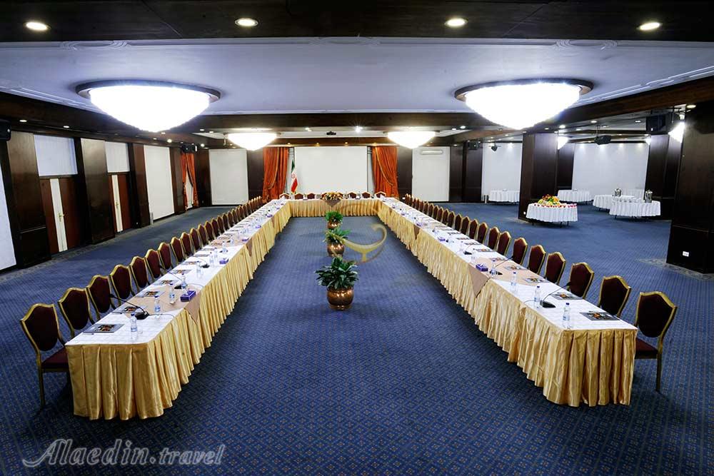 سالن گلزار هتل لاله تهران | علاءالدین تراول