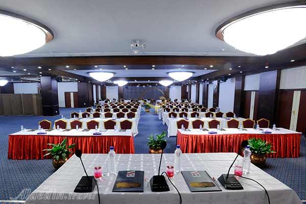 سالن گلزار هتل لاله تهران | علاءالدین تراول