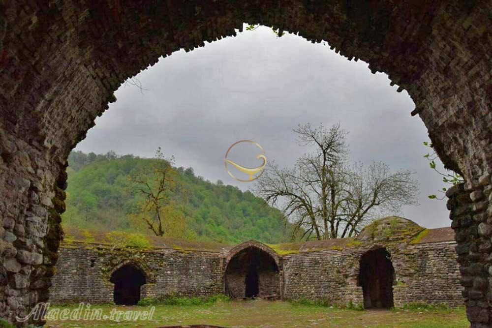 بازدید از کاروانسرای تی تی  در تور دیلمان | علاءالدین تراول