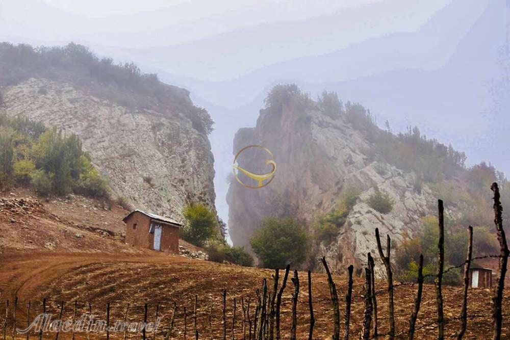 چشم انداز بی نظیر بشکافته سنگ در تور دیلمان | علاءالدین تراول