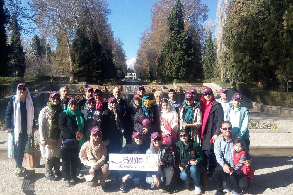 همسفران تور گروهی کرمان گواشیر  در باغ شازده ماهان | علاءالدین تراول