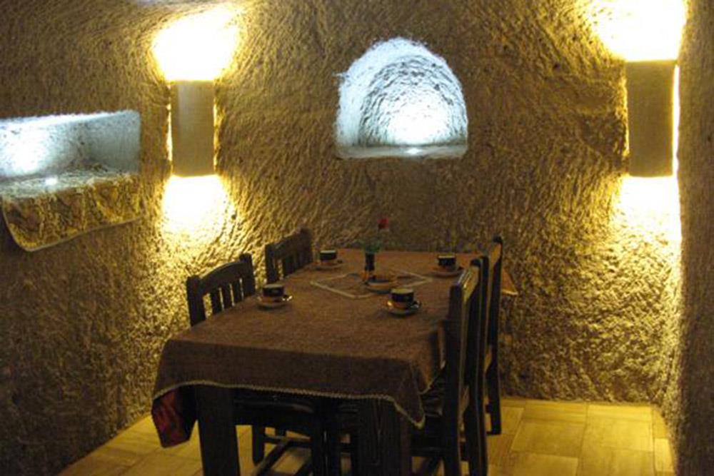 کافی شاپ آفتابگردون هتل صخره ای لاله کندوان | علاءالدین تراول