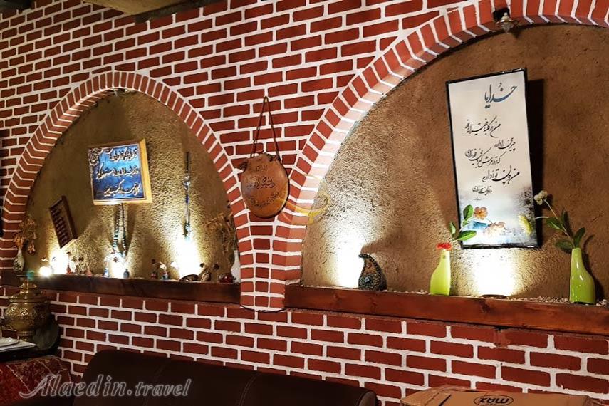 کافه رستوران برگ ریزان بابل