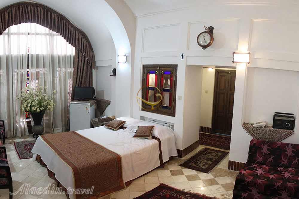 Double room of three star Lab-e- khandagh historical hotel in Yazd| Alaedin Travel