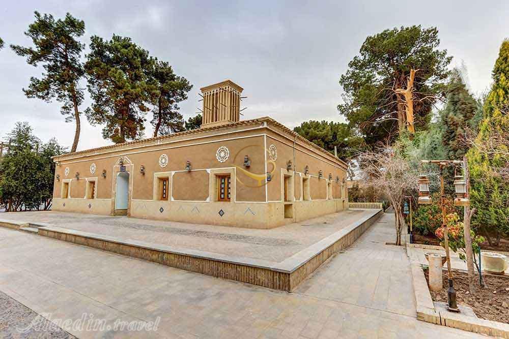 Yard of four star Moshir al-Mamalek Garden Hotel in Yazd| Alaedin Travel