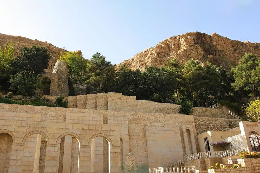 بازدید از آرامگاه خواجوی کرمانی در تور شیراز علاالدین تراول
